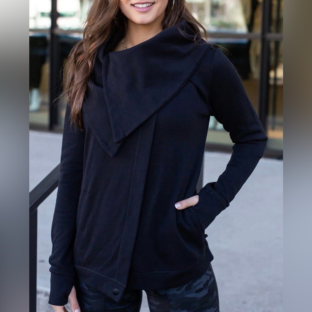 Grace & Lace Fleece Wrap up in Black Size M NWT